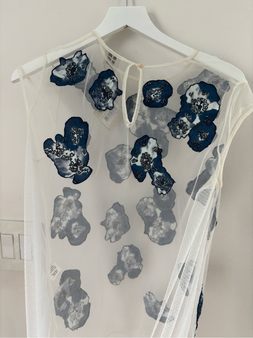Haute Hippie Cream Sheer Cap sleeve t-shirt  with 100% silk Navy Floral Appliqué - Picture 6 of 10